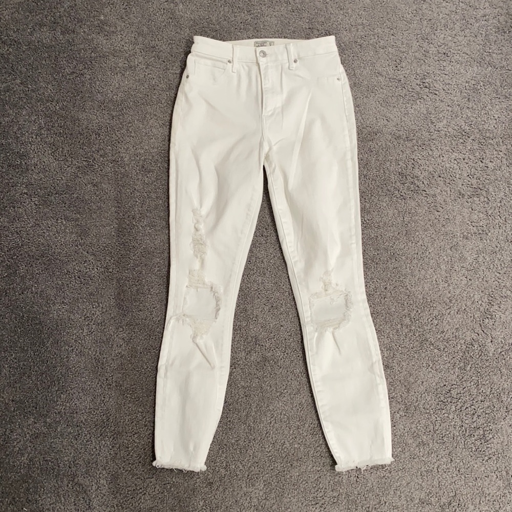 White Abercrombie and Fitch stretchy jeans — darts on both hips for better fit